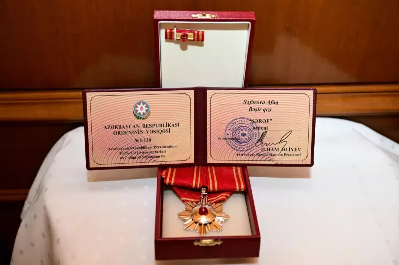 Nazir Afaq Bəşirqızına ordenini təqdim etdi