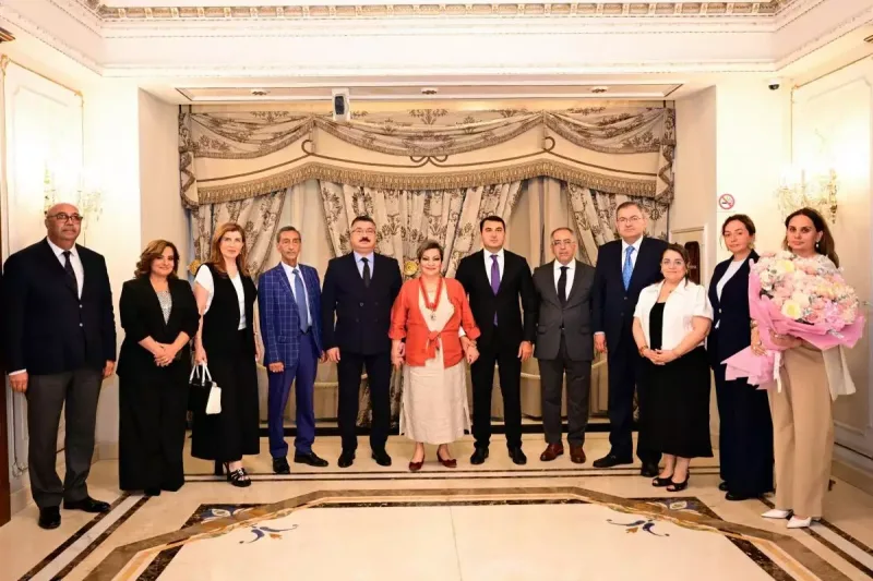 Nazir Afaq Bəşirqızına ordenini təqdim etdi