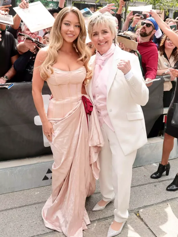 Obrazını canlandırdığı boksçu ilə qırmızı xalıya çıxdı