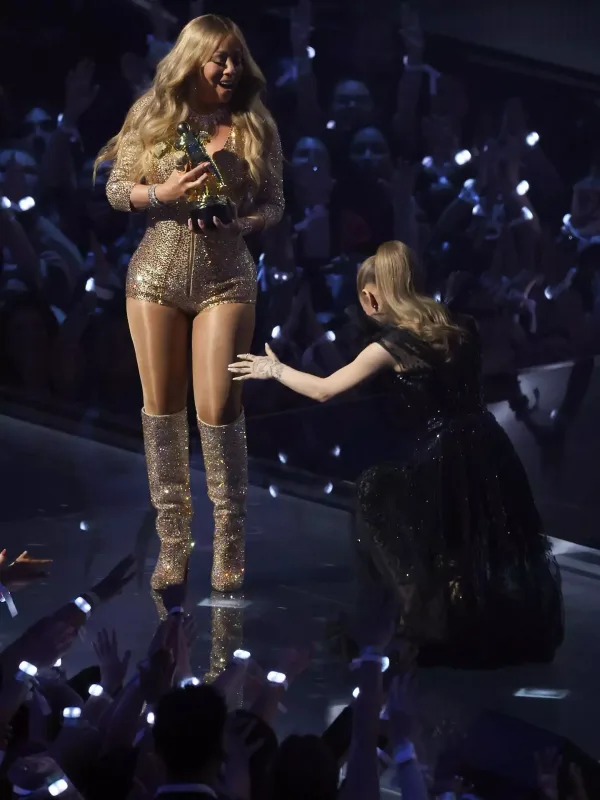 Qarşısında diz çökdü