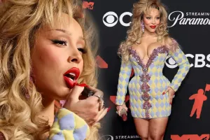 Doca Kətin dodaq boyası “look”u