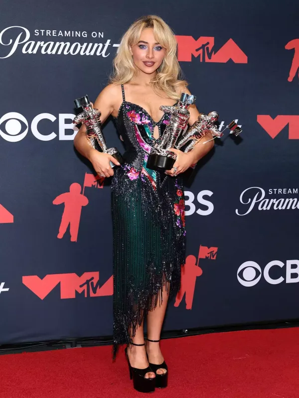 Qırmızı xalıda diqqət çəkənlər...