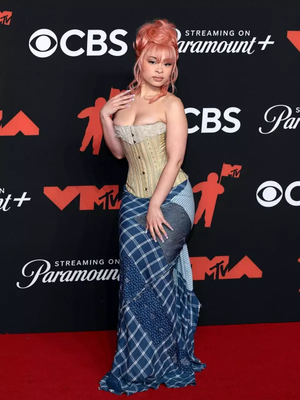 Qırmızı xalıda diqqət çəkənlər...