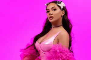 Hamı toyda, Ayan evdə...