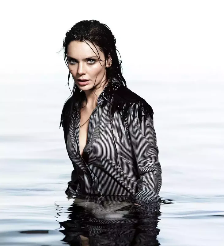 Nil Karaibrahimgil Türkiyədən köçdü