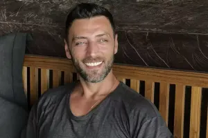 Aktyor hamını aldadıb Baliyə qaçdı