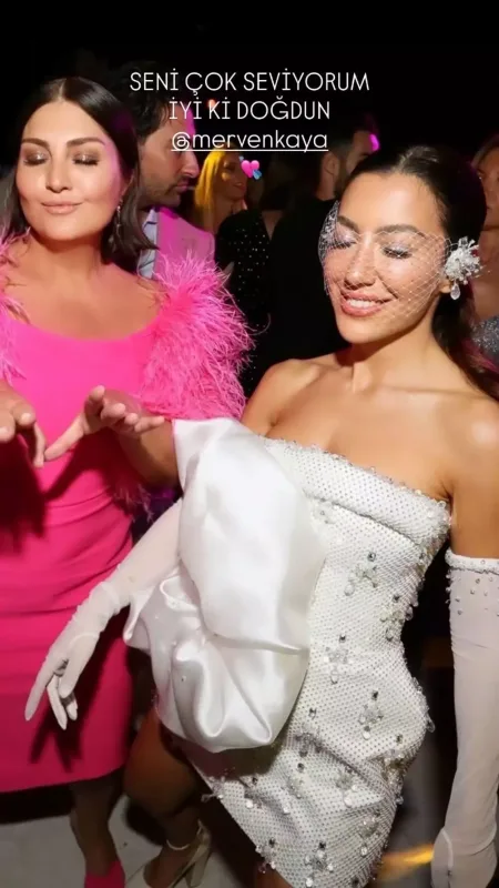 Sibel Candan gəlininə təbrik