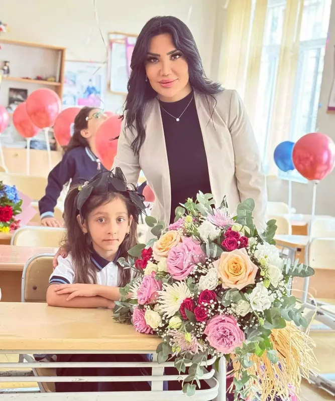 Əməkdar artistin qızı məktəbə başladı