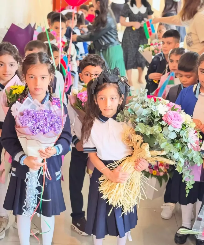 Əməkdar artistin qızı məktəbə başladı