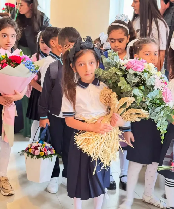 Əməkdar artistin qızı məktəbə başladı