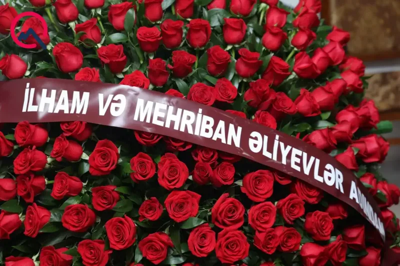 Prezidentlə xanımı vida mərasiminə əklil göndərdi - Foto