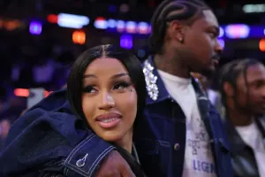 Kardi Bi sevgilisindən hamilədir!