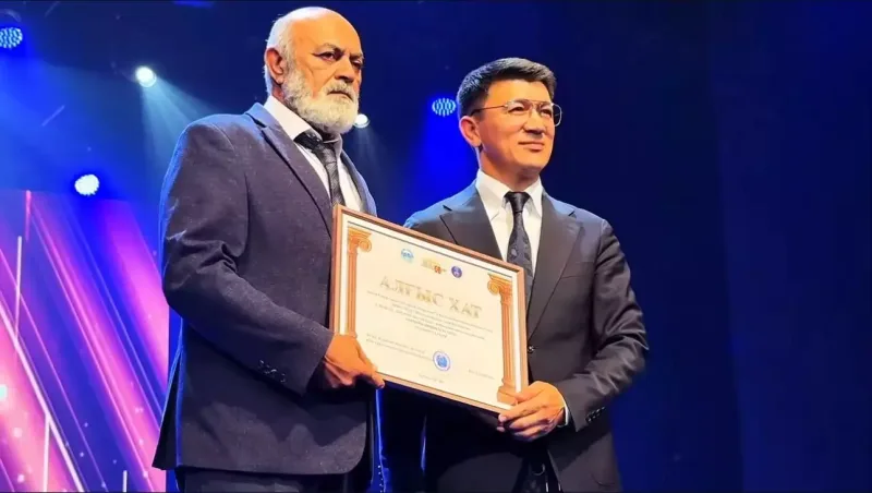 OKsana Qazaxstanda mükafat aldı