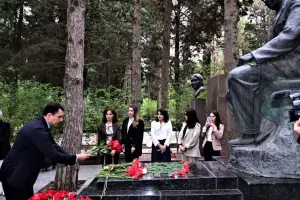 Nazir və Xalq artistləri Üzeyir Hacıbəylinin məzarı başında