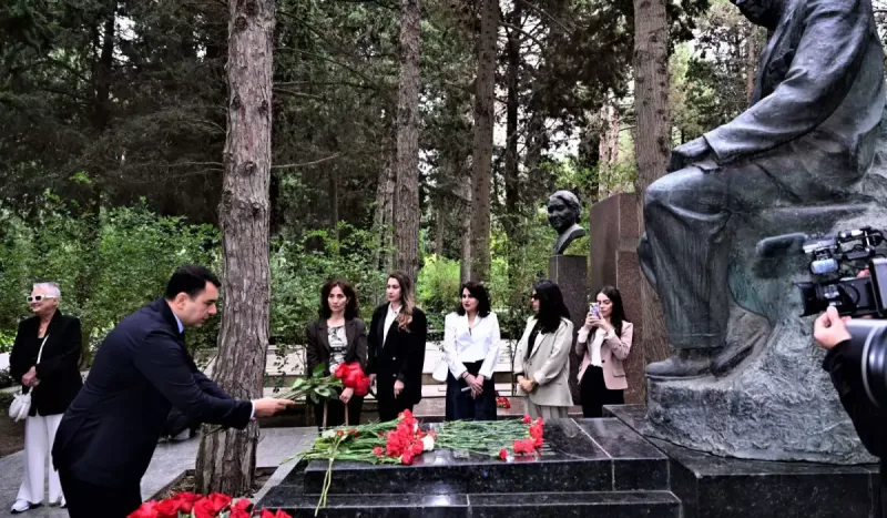 Nazir və Xalq artistləri Üzeyir Hacıbəylinin məzarı başında