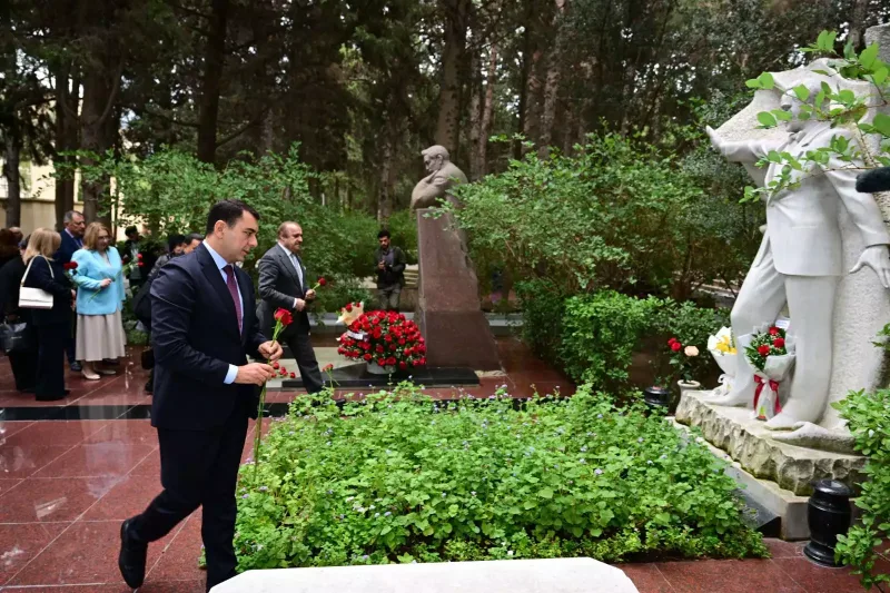 Nazir və Xalq artistləri Üzeyir Hacıbəylinin məzarı başında