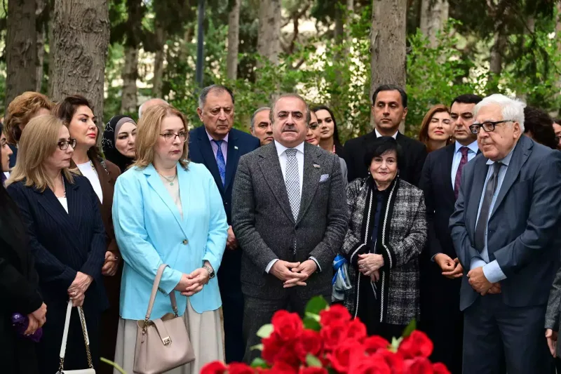 Nazir və Xalq artistləri Üzeyir Hacıbəylinin məzarı başında