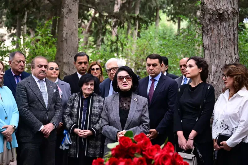 Nazir və Xalq artistləri Üzeyir Hacıbəylinin məzarı başında