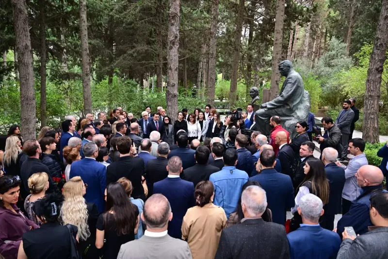 Nazir və Xalq artistləri Üzeyir Hacıbəylinin məzarı başında