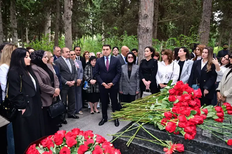 Nazir və Xalq artistləri Üzeyir Hacıbəylinin məzarı başında