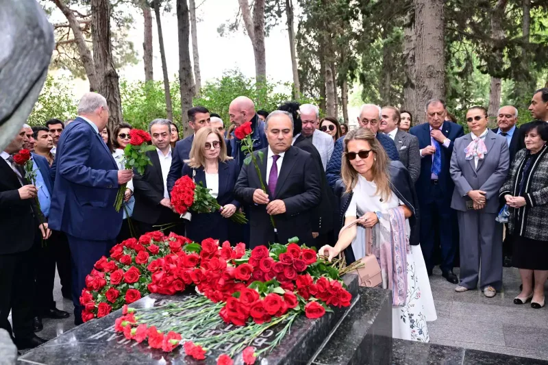 Nazir və Xalq artistləri Üzeyir Hacıbəylinin məzarı başında