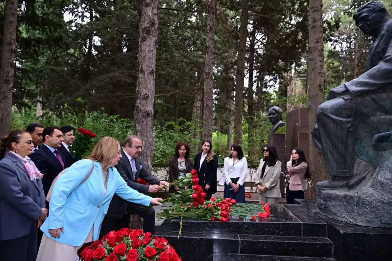 Nazir və Xalq artistləri Üzeyir Hacıbəylinin məzarı başında