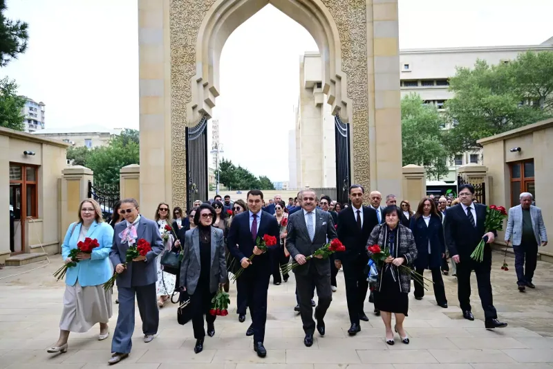 Nazir və Xalq artistləri Üzeyir Hacıbəylinin məzarı başında