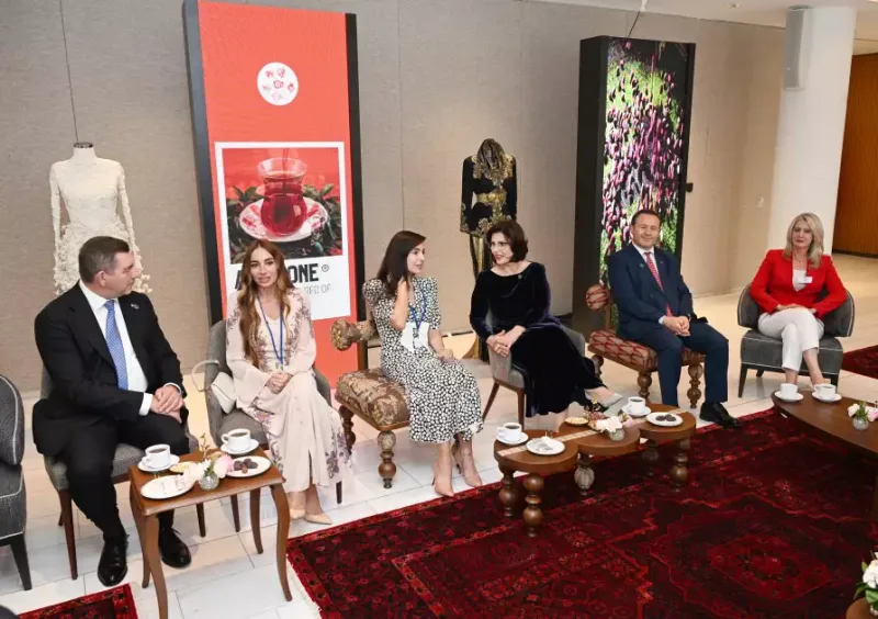 Leyla və Arzu Əliyevalar Nyu-Yorkda sərgidə - Fotolar