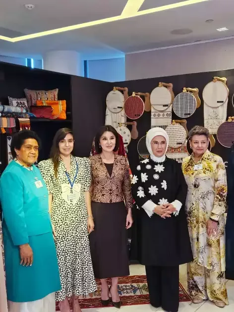 Leyla və Arzu Əliyevalar Nyu-Yorkda sərgidə - Fotolar