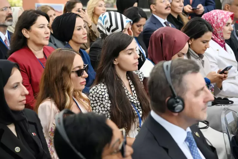 Leyla və Arzu Əliyevalar Nyu-Yorkda sərgidə - Fotolar