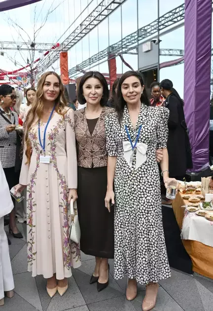 Leyla və Arzu Əliyevalar Nyu-Yorkda sərgidə - Fotolar