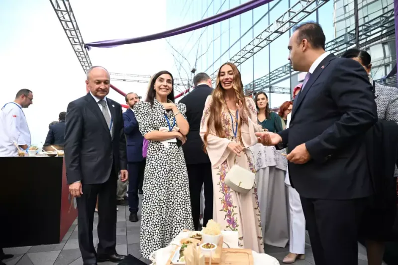 Leyla və Arzu Əliyevalar Nyu-Yorkda sərgidə - Fotolar