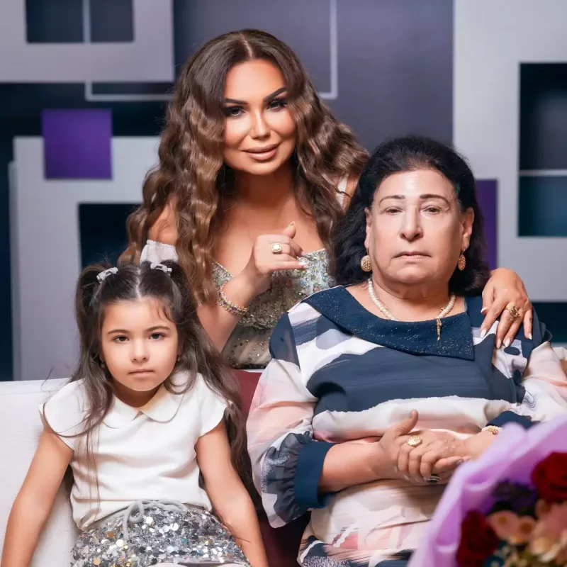 Könül Kərimova nəvəsi və anası ilə...