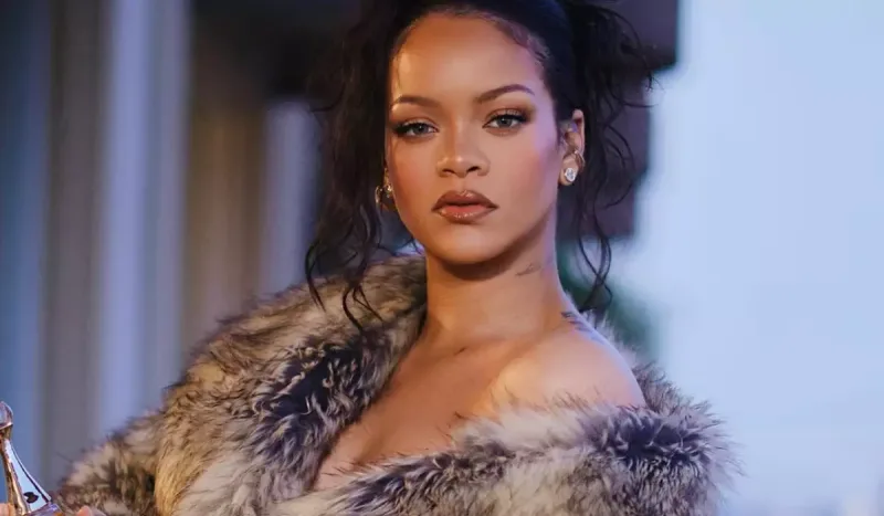 Rihanna qız anası oldu!