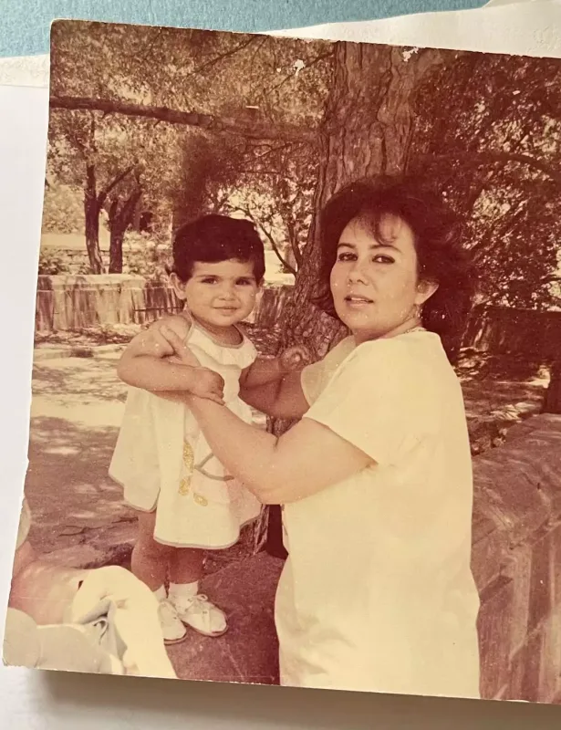 Aiseldən bir neçə gün öncə vəfat edən anası ilə paylaşım