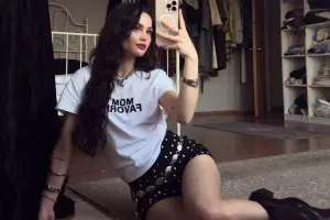 “Prens”in aktrisasından striptiz şou!