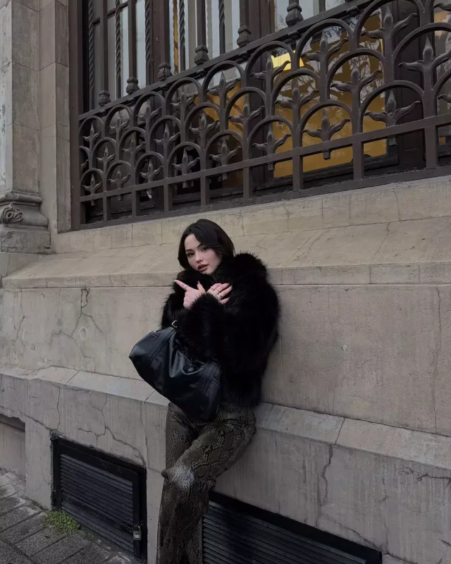 “Prens”in aktrisasından striptiz şou!