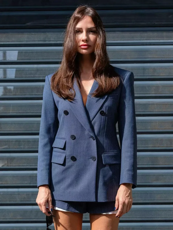 Yasemin qısa libası ilə diqqət çəkdi