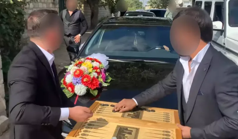 Toy karvanının qarşını kəsib nərd oynayanlar həbs edildi