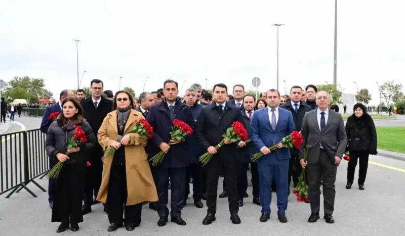 Mədəniyyət Nazirliyinin kollektivi şəhidlərin xatirəsini yad edib