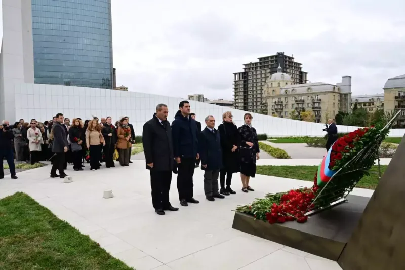 Mədəniyyət Nazirliyinin kollektivi şəhidlərin xatirəsini yad edib