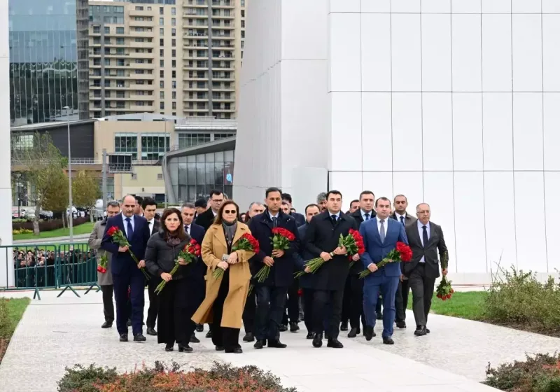 Mədəniyyət Nazirliyinin kollektivi şəhidlərin xatirəsini yad edib