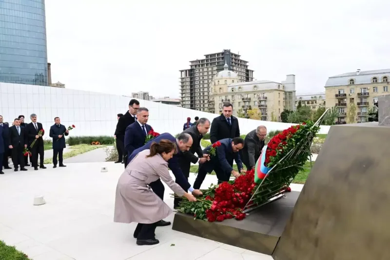 Mədəniyyət Nazirliyinin kollektivi şəhidlərin xatirəsini yad edib