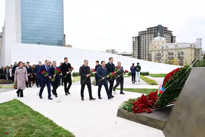 Mədəniyyət Nazirliyinin kollektivi şəhidlərin xatirəsini yad edib