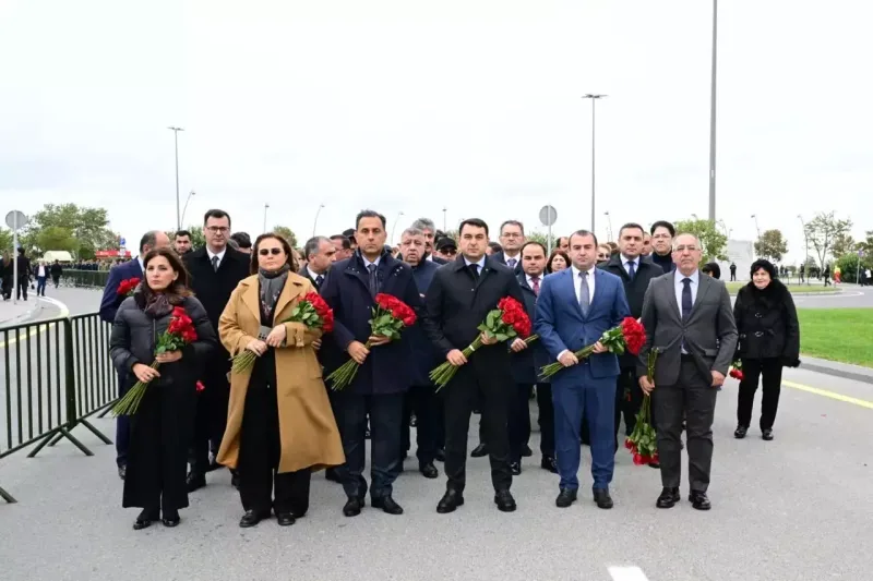 Mədəniyyət Nazirliyinin kollektivi şəhidlərin xatirəsini yad edib