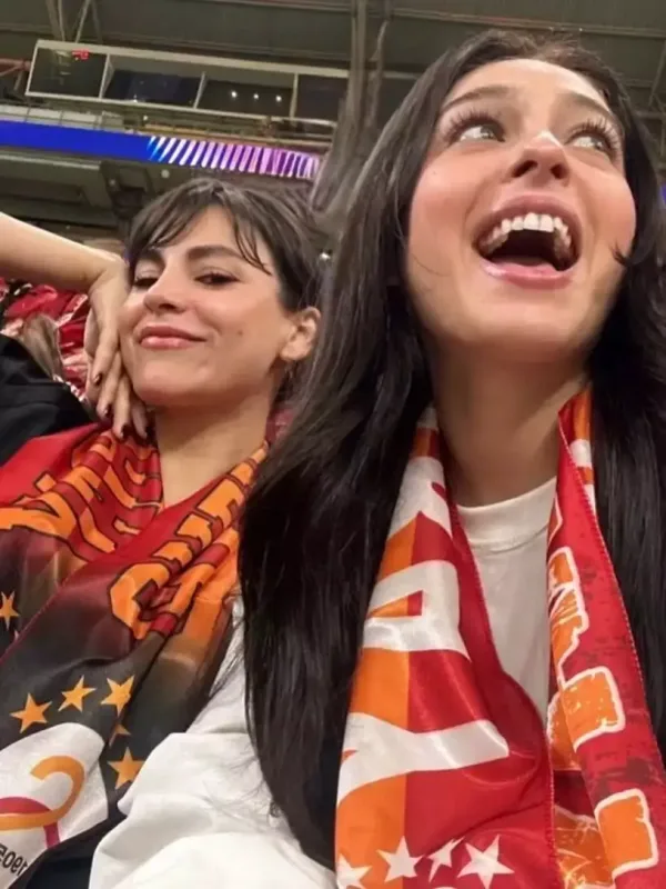 Bir yerdə futbol izlədilər