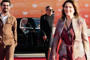 Nümayəndə heyətimiz qırmızı xalıda!