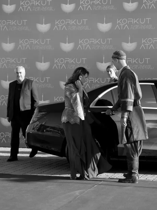 Nümayəndə heyətimiz qırmızı xalıda!