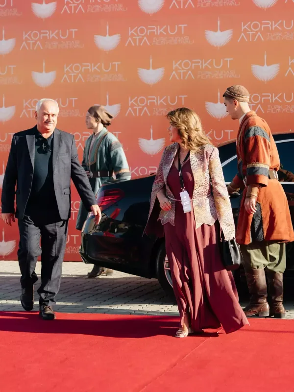 Nümayəndə heyətimiz qırmızı xalıda!