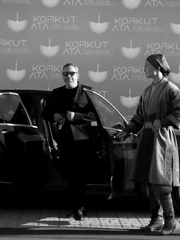 Nümayəndə heyətimiz qırmızı xalıda!